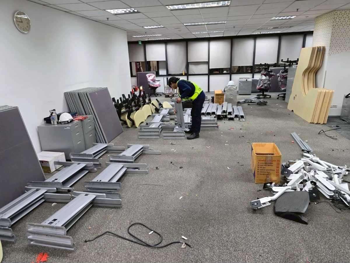 ผลงานการรื้อถอดขนย้ายประกอบติดตั้งเฟอร์นิเจอร์โต๊ะทำงาน